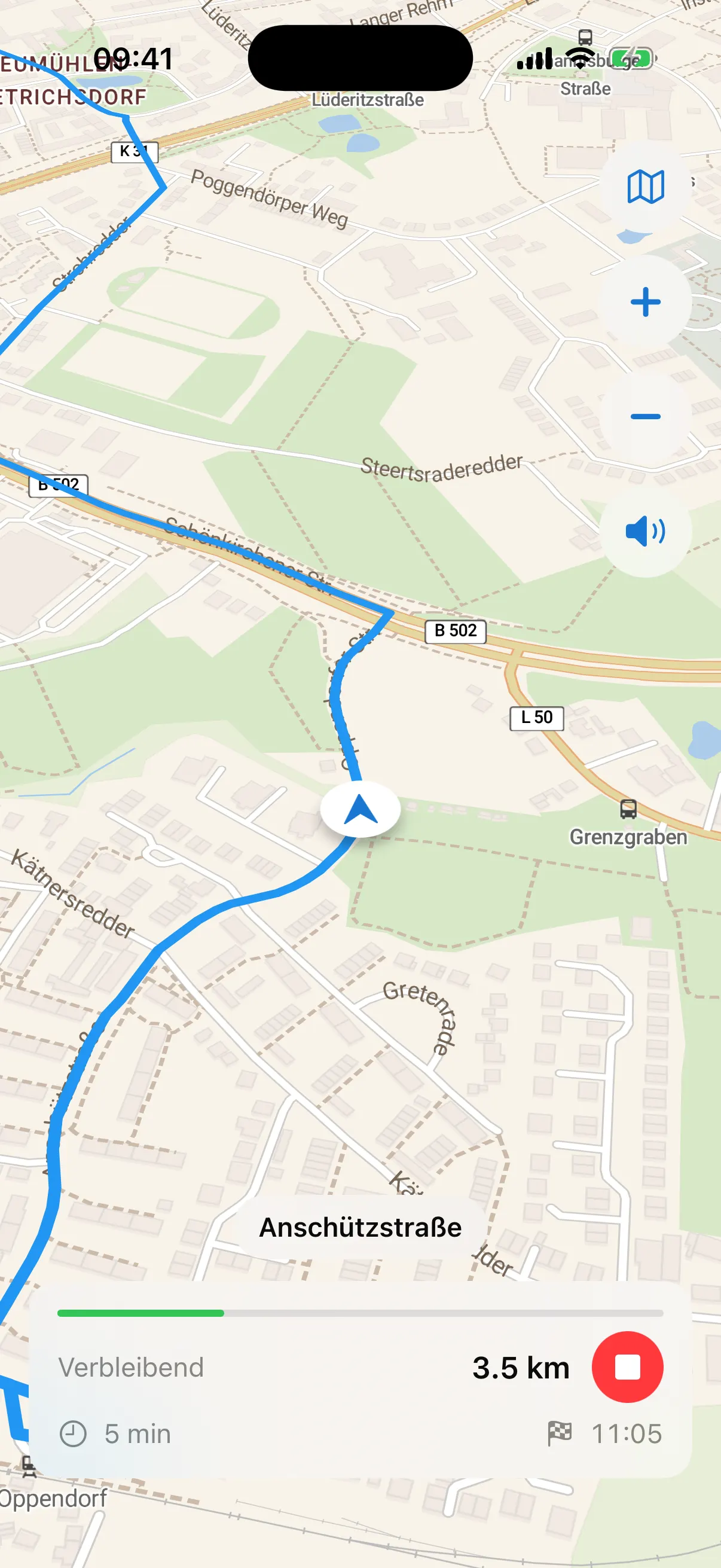 Navigationsansicht mit Straßenname, Restdistanz und Ankunftszeit